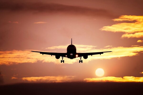 Avion sur fond de beau coucher de soleil