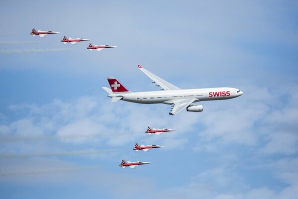 Szwajcarski samolot Airbus A350 leci na niebie