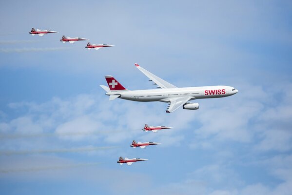 Швейцарский самолет аэробус а350 летит в небе