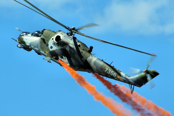 Военный боевой вертолет на фоне неба