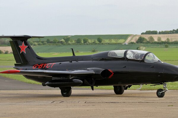 Avión ruso negro en pista