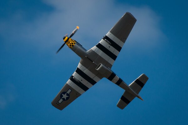 Одноместный истребитель мустанг p-51d