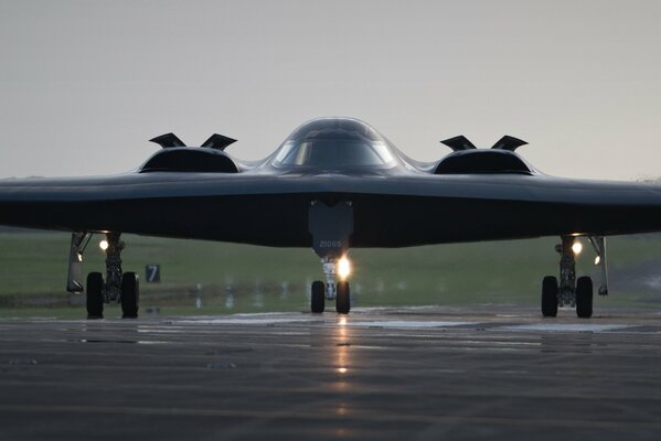 Bombardero estratégico B -2 sprint en el aeródromo