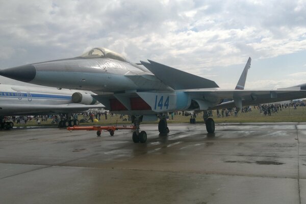 Fighter 1. 44 se tient dans l aérodrome parmi beaucoup de gens