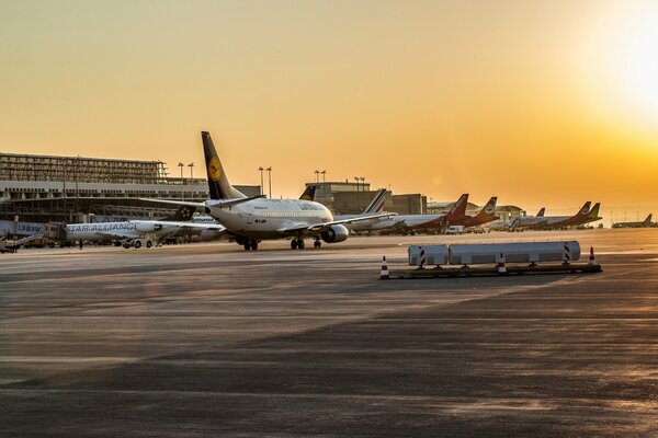 Avión de pasajeros Boeing en el aeródromo al atardecer