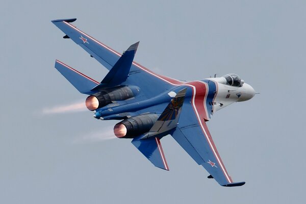 The flight of the su-27 fighter in the gray sky