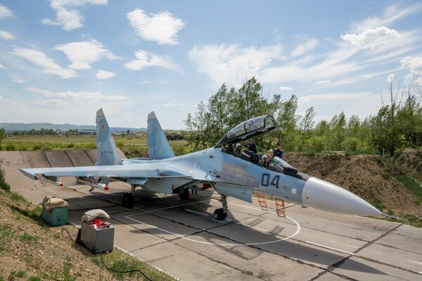 Samolot Su-30 stoi na pasie startowym