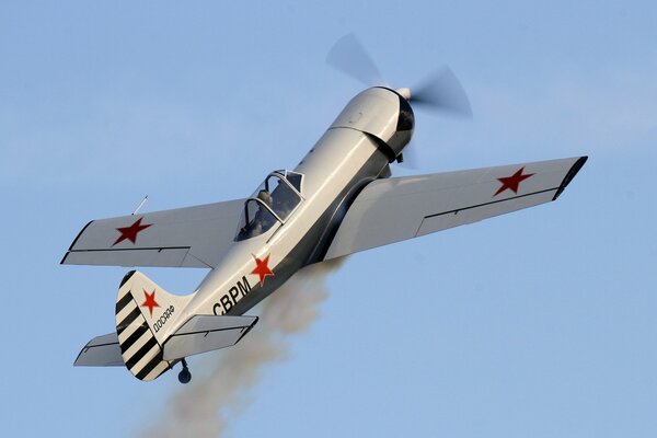 Sowjetisches Lehr- und Ausbildungsflugzeug YAK-50 im Flug