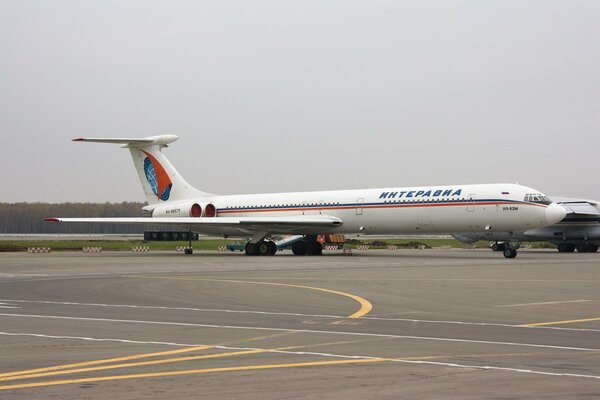 Radziecki samolot pasażerski stoi na lotnisku