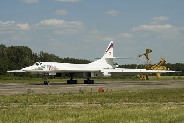 Landing of the TU-160 supersonic strategic bomber