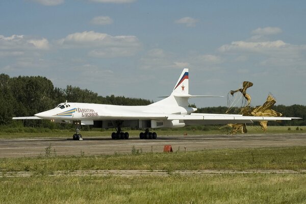 Atterraggio del bombardiere strategico supersonico Tu-160