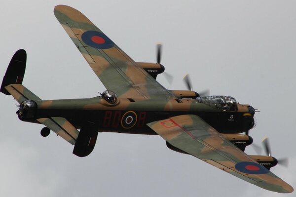 Czterosilnikowy ciężki bombowiec Avro Lancaster