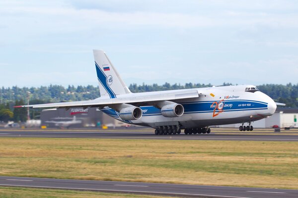 Avion an-124 à l aéroport avant le départ