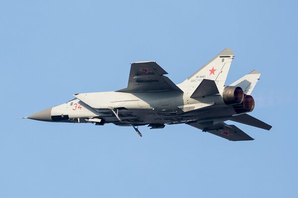 Double chasseur MIG-31 sur fond de ciel bleu