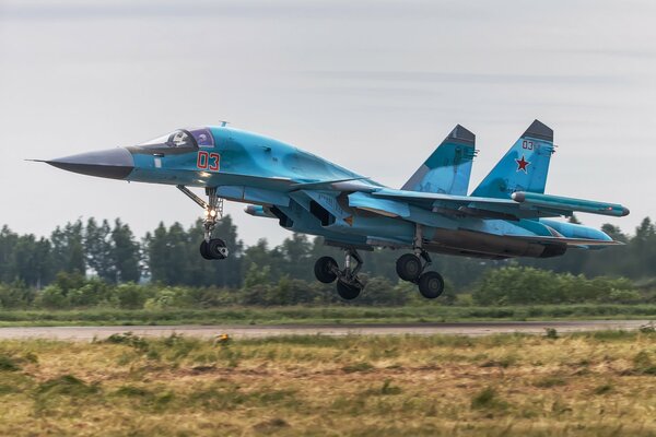 Start myśliwca bombowca Su-34 nad lotniskiem