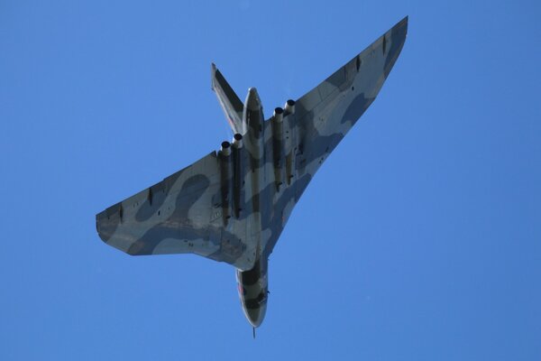 Avión en camuflaje vuela por el cielo