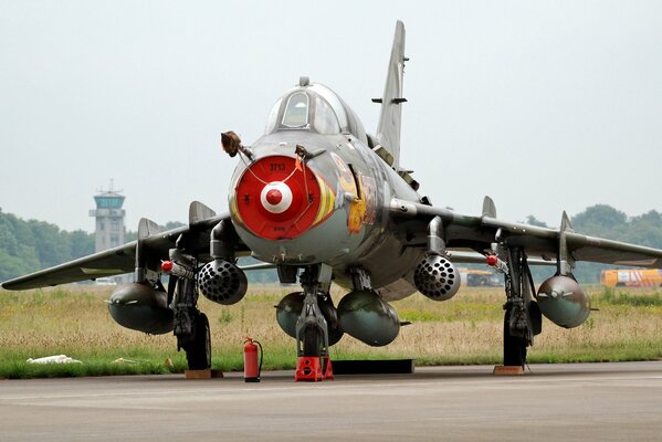 Myśliwiec bombowiec Su-22M w pełnej amunicji
