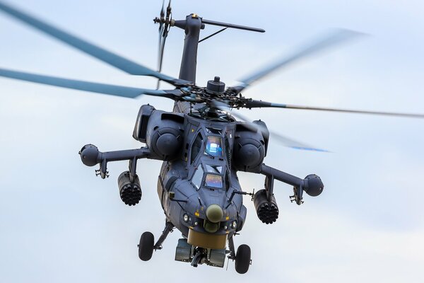 Cabina del piloto del helicóptero de ataque ruso