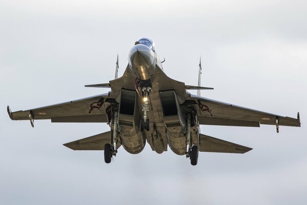 Equipo aéreo de combate volando al cielo