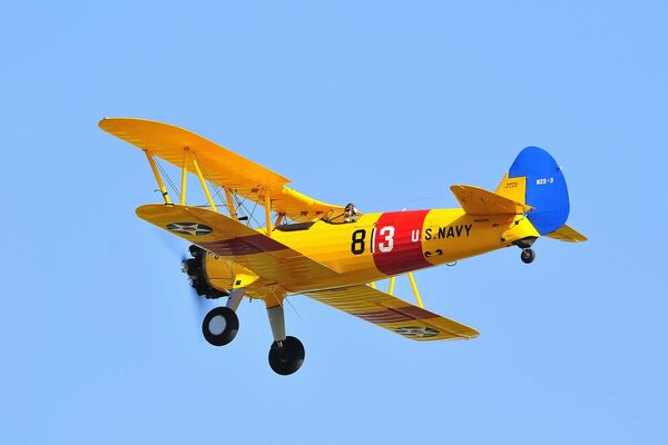 Avión amarillo en el cielo azul