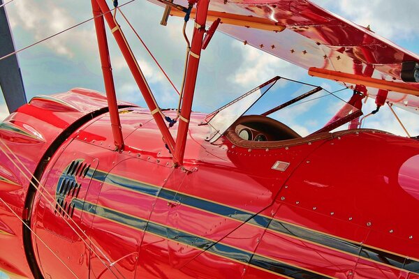 Cabina di pilotaggio biplano rosso e nuvola