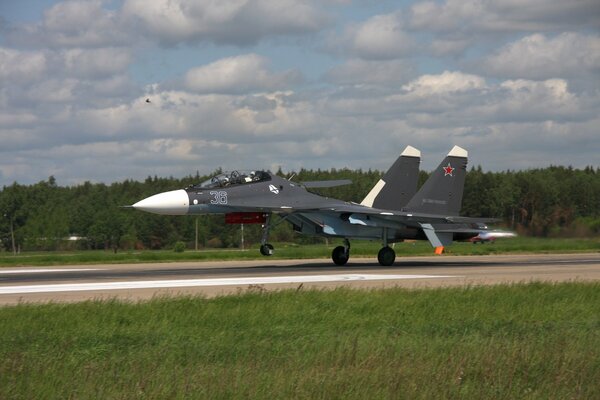 Su-30 cm caza multipropósito en el aeródromo