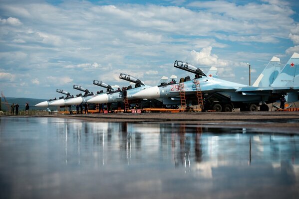 Rosyjskie myśliwce stoją na lotnisku