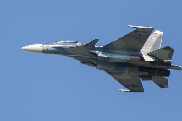 Russisches Militärflugzeug su-30cm im Flug