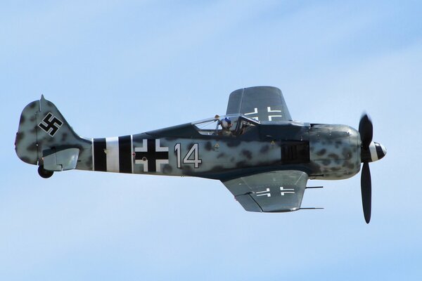 Faszystowski myśliwiec z pilotem w środku na tle błękitnego nieba