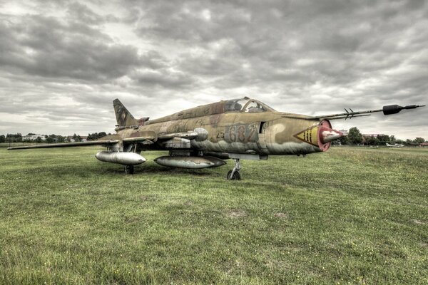 Avión militar MIG ii contra el cielo