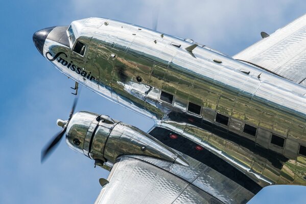 Avión de pasajeros douglas dc-3 en vuelo