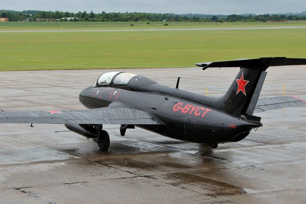 Учебно-тренировочный черный самолёт л-29