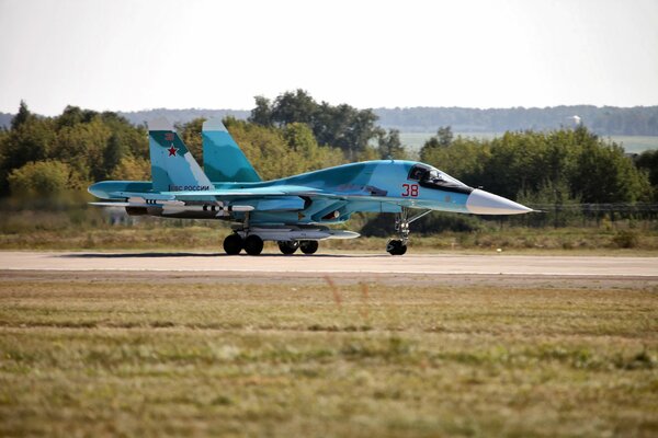 Chasseur bombardier su-34 sur la piste