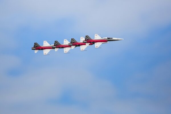 Kampfjet-Parade am Himmel über der Schweiz