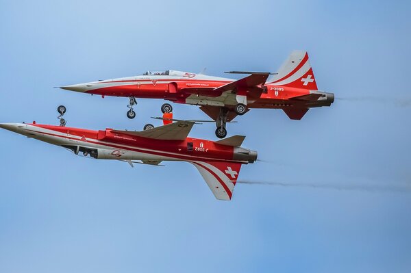 Flugzeugparade am Himmel über der Schweiz