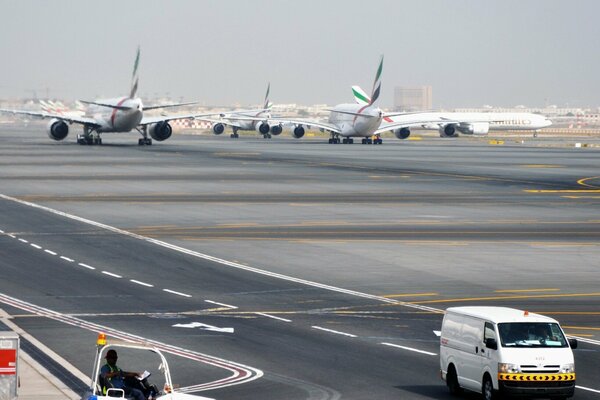 Boeing-Flugzeuge stehen am Flughafen