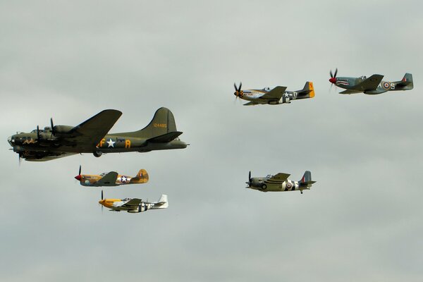 Bomber und Kampfjets im Flug