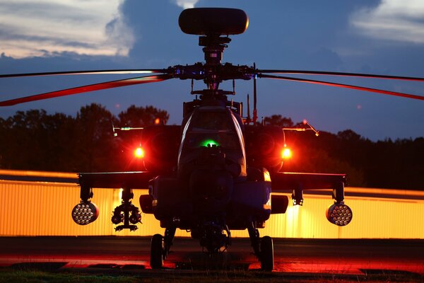 Hélicoptère d attaque apache au décollage