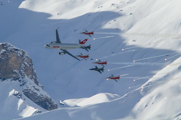 Aviones vuelan en medio de la nieve blanca