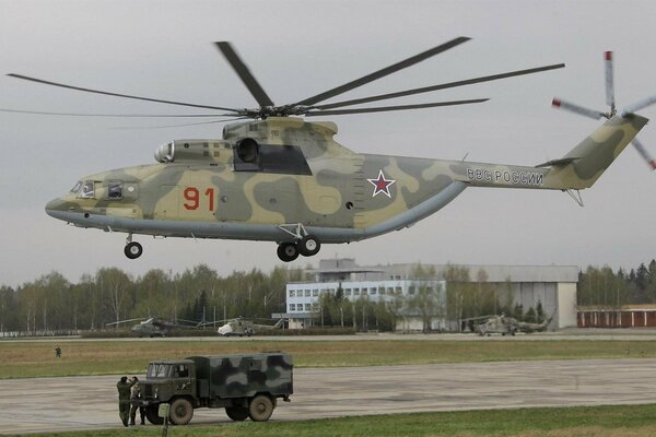 Atterraggio di un elicottero militare Mi-26 DELL aeronautica russa