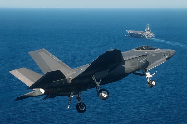 Avión de combate volando sobre la columna de agua