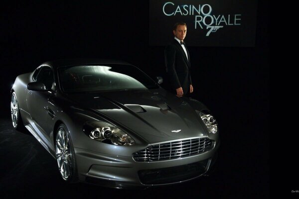 Daniel Craig à côté de l auto, Bond