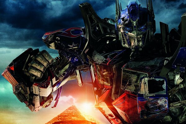 Optimus Prime auf dem Hintergrund der Pyramiden Transformers Rache der Gefallenen