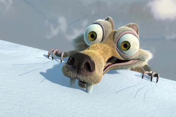 Scrat s est emparé de la glace avec ses crocs pour ne pas tomber