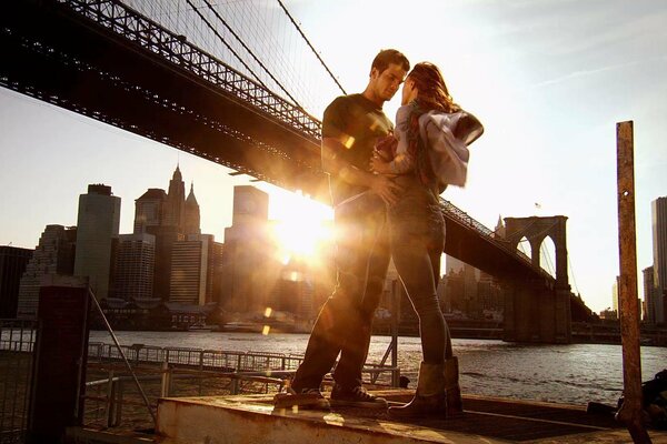 Guy et fille sur fond de coucher de soleil