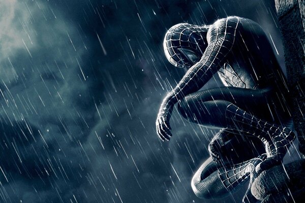 Spider-Man sentado en el techo de un edificio bajo la lluvia