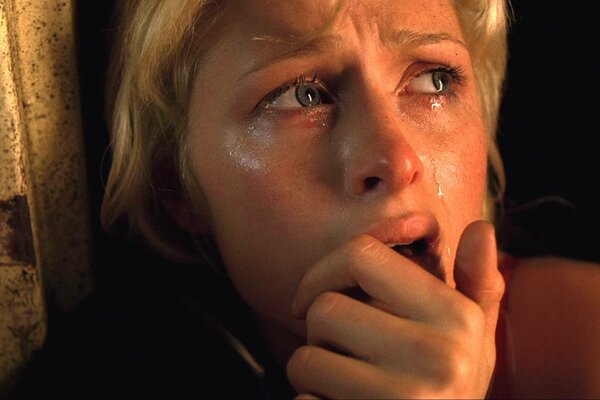 Immagine di una donna terrorizzata che piange