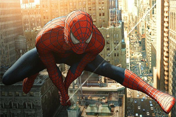 Spider-Man bewegt sich mit einem Spinnennetz durch die Luft