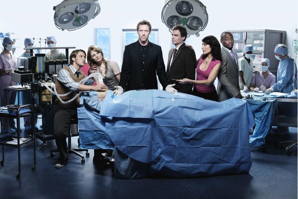 Stills from the TV series Doctor House. People are standing in the operating room
