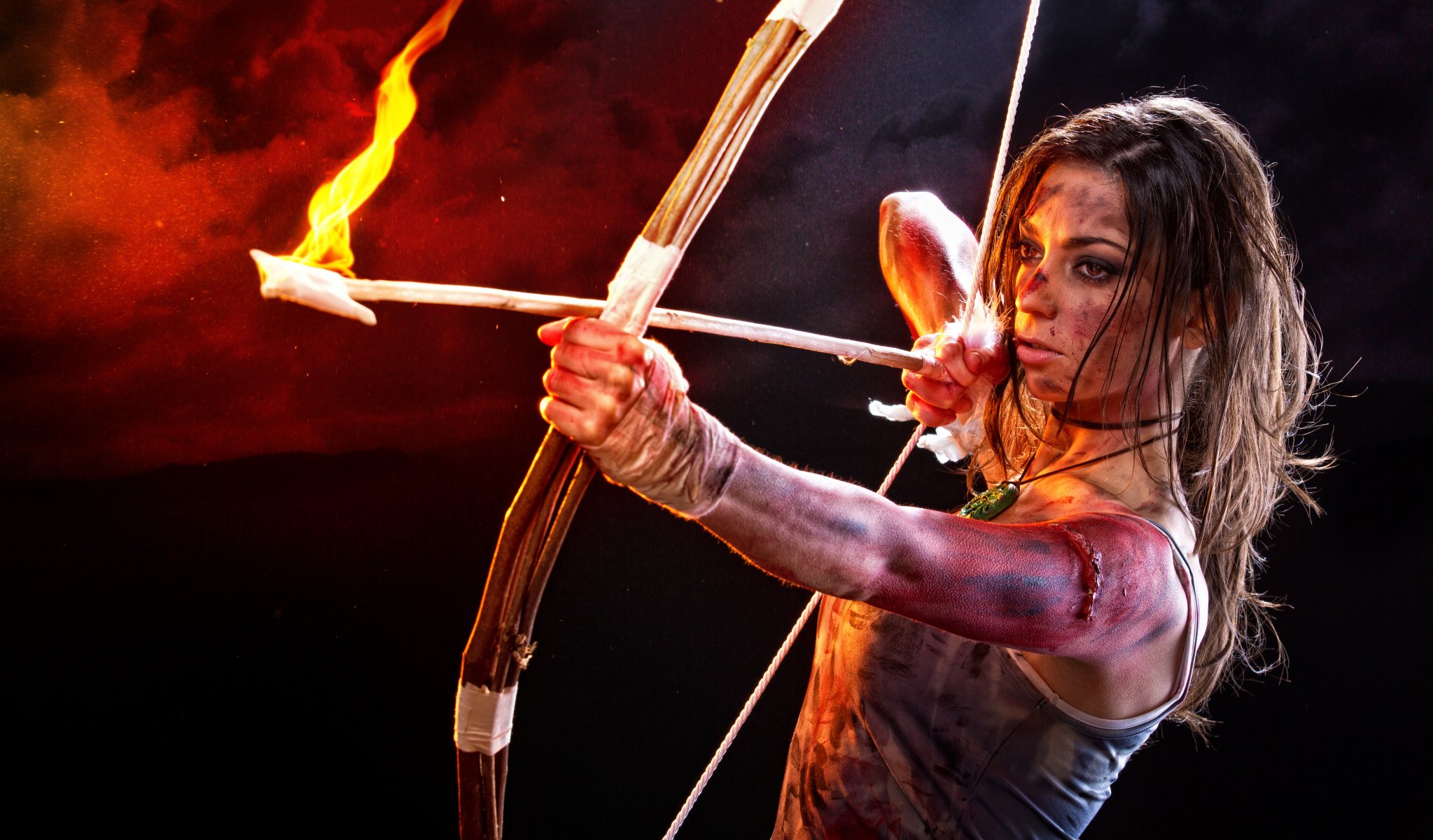 tomb raider lara croft cosplay mädchen blick gesicht bogen pfeil feuer